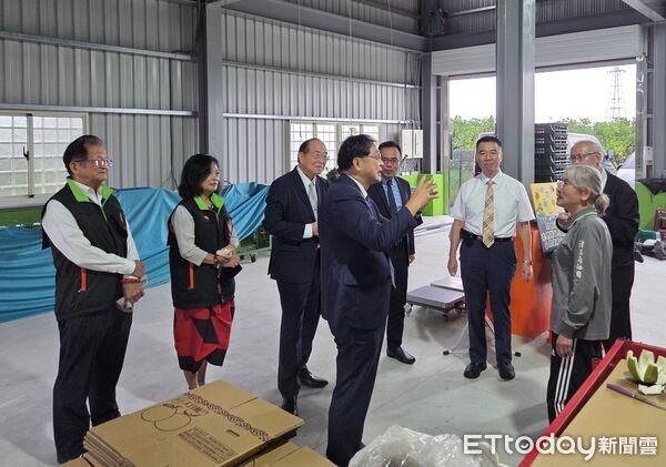 ▲法務部長鄭銘謙率關懷團隊至麻豆區「津三角柚園」探視馨生人張女士。（記者林東良翻攝，下同）