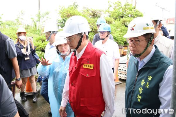 ▲行政院長卓榮泰、台南市長黃偉哲4日前往柳營視察民宅修繕進度，慰問受災民眾。（記者林東良翻攝，下同）
