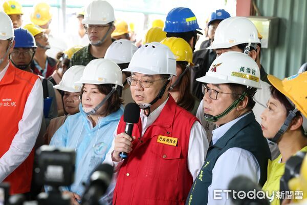 ▲行政院長卓榮泰、台南市長黃偉哲4日前往柳營視察民宅修繕進度，慰問受災民眾。（記者林東良翻攝，下同）