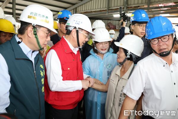 ▲行政院長卓榮泰、台南市長黃偉哲4日前往柳營視察民宅修繕進度，慰問受災民眾。（記者林東良翻攝，下同）