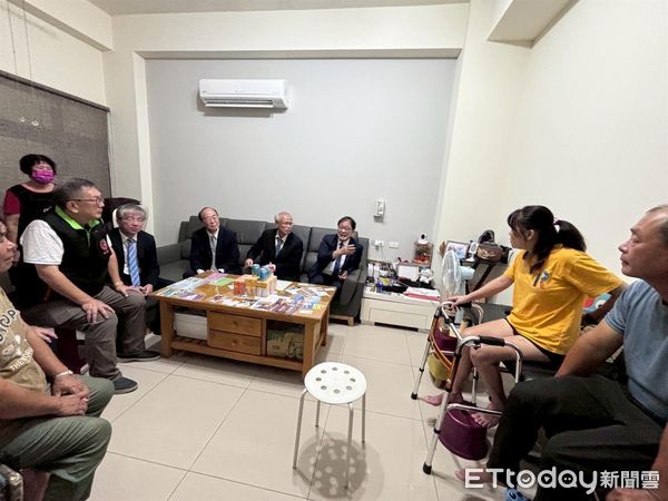 ▲▼  法務部長關懷受災馨生案家  。（圖／嘉義地檢署提供）