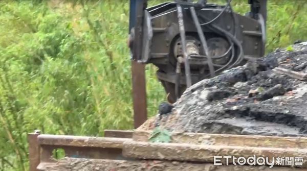 ▲台南柳營果毅地區山坡滑動導致民宅地基掏空，市府緊急處置中。（記者林東良翻攝，下同）