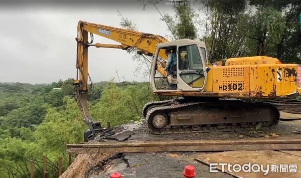 ▲台南柳營果毅地區山坡滑動導致民宅地基掏空，市府緊急處置中。（記者林東良翻攝，下同）