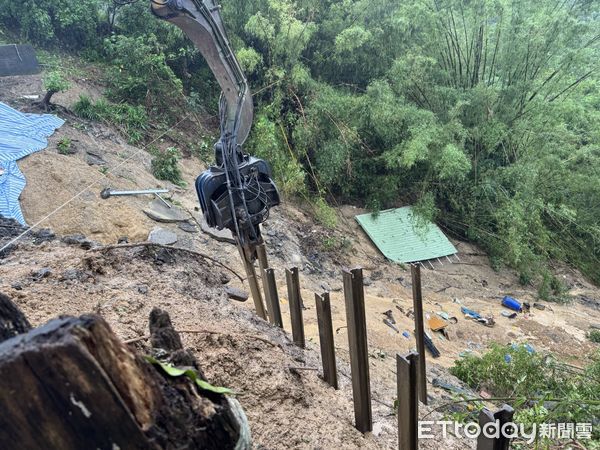 ▲台南柳營果毅地區山坡滑動導致民宅地基掏空，市府緊急處置中。（記者林東良翻攝，下同）