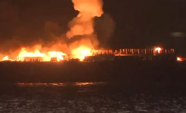 ▲▼快訊／橫濱花火大會「發射船失火」 船上有2萬發煙火。（圖／翻攝X）