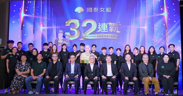 ▲國泰女籃歡慶隊史連霸大業。（圖／國泰提供）