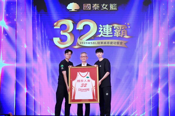 ▲國泰女籃歡慶隊史連霸大業。（圖／國泰提供）