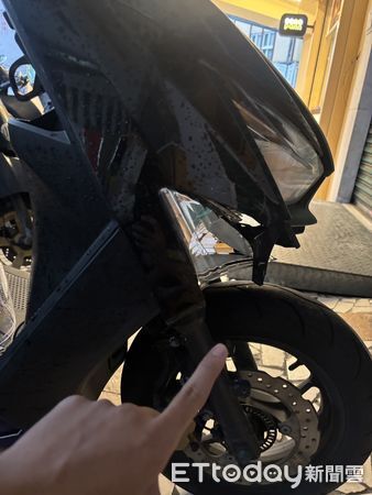 ▲台南市警一分局接獲通報後到場處理，當場制止蔡嫌砸車行為，並將蔡嫌逮捕送辦，新勁戰125機車遭砸損毀，損失金額待後續估價單補提釐清。（圖／記者林東良翻攝，下同）