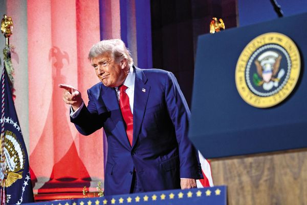 川普被外界稱為「關稅帝君」，要拜一拜才會顯靈。（翻攝白宮Flickr）