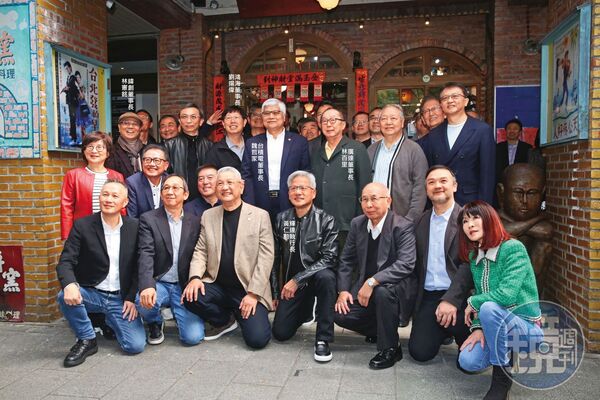 政府多次拜託赴美設廠的電子業大老闆相助，給美方一個投資大禮。