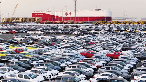 比亞迪在歐洲銷售不如預期，大批車款停放港口，變成大型倉庫。（東方IC）