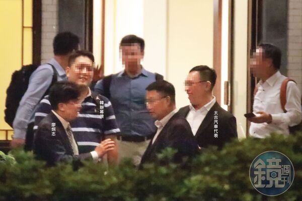 餐敘結束，太古汽車代表與韓辦幕僚、廖炯志在等車時暢聊。