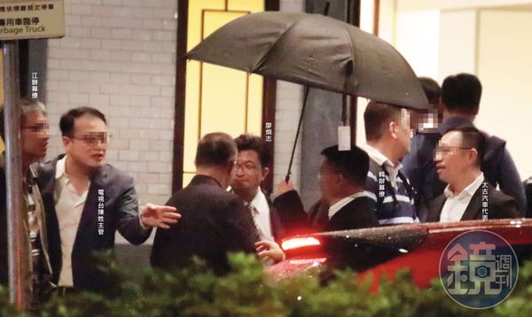 太古汽車代表、廖炯志等一行，邊等車邊聊天。
