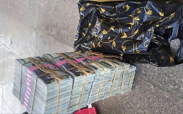 檢調在「鍾家祠堂」查獲現金950萬元，其中920萬元是賄款。（最高檢提供）