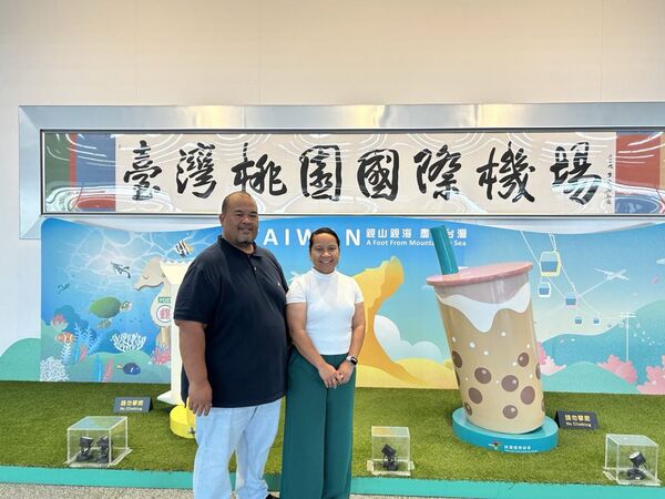 ▲▼訪團成員馬紹爾群島副常代Samuel K. Lanwi, Jr.及夫人。（圖／外交部提供）