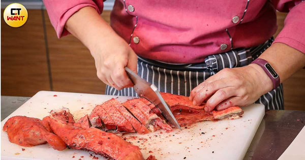 諾羅病毒是最常見的食物中毒原因，主要是傳染率極高，專家建議餐飲員工要落實生病不上班，同時要多清潔雙手。（圖／CTWANT資料照）