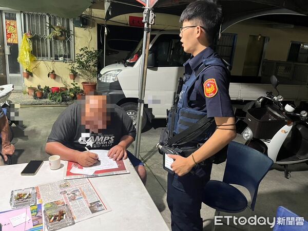 ▲內埔警分局員警協助陳男。（圖／記者陳崑福翻攝）