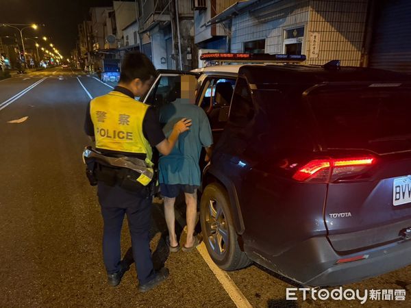 ▲里港警分局員警協翁姓男子返家。（圖／記者陳崑福翻攝）