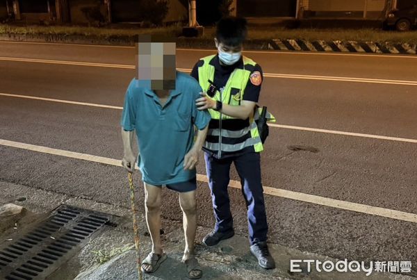 ▲里港警分局員警協翁姓男子返家。（圖／記者陳崑福翻攝）