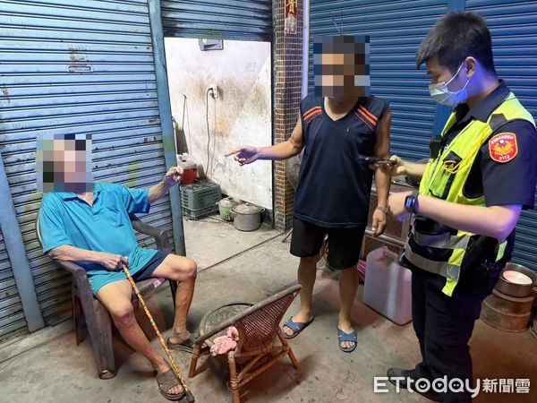 ▲里港警分局員警協翁姓男子返家。（圖／記者陳崑福翻攝）