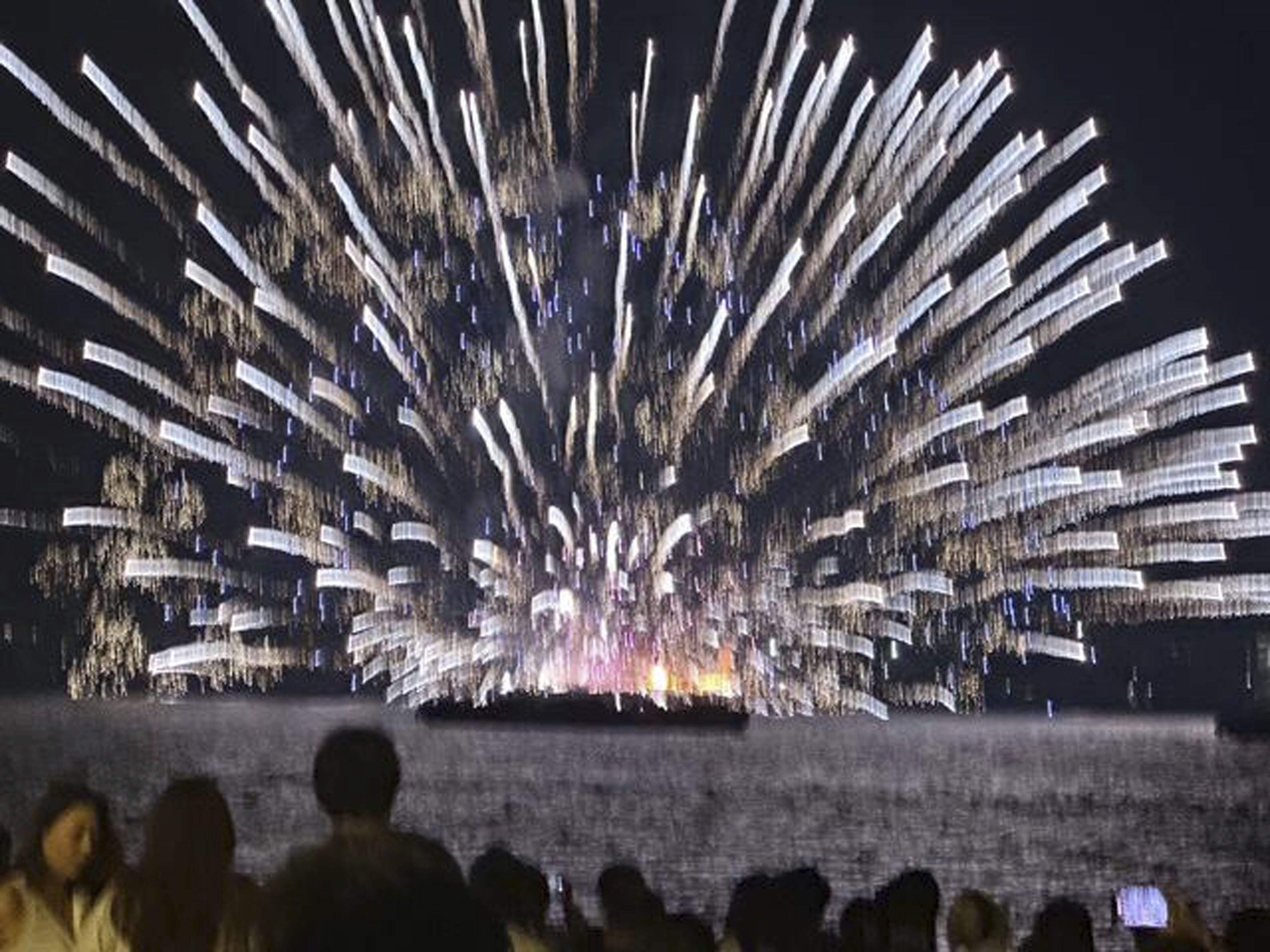 ▲▼日本神奈川縣橫濱市「港未來智慧節2025」煙火活動引發火災，煙火在低空處爆炸，火花引燃駁船上準備施放的煙火。（圖／達志影像／美聯社）