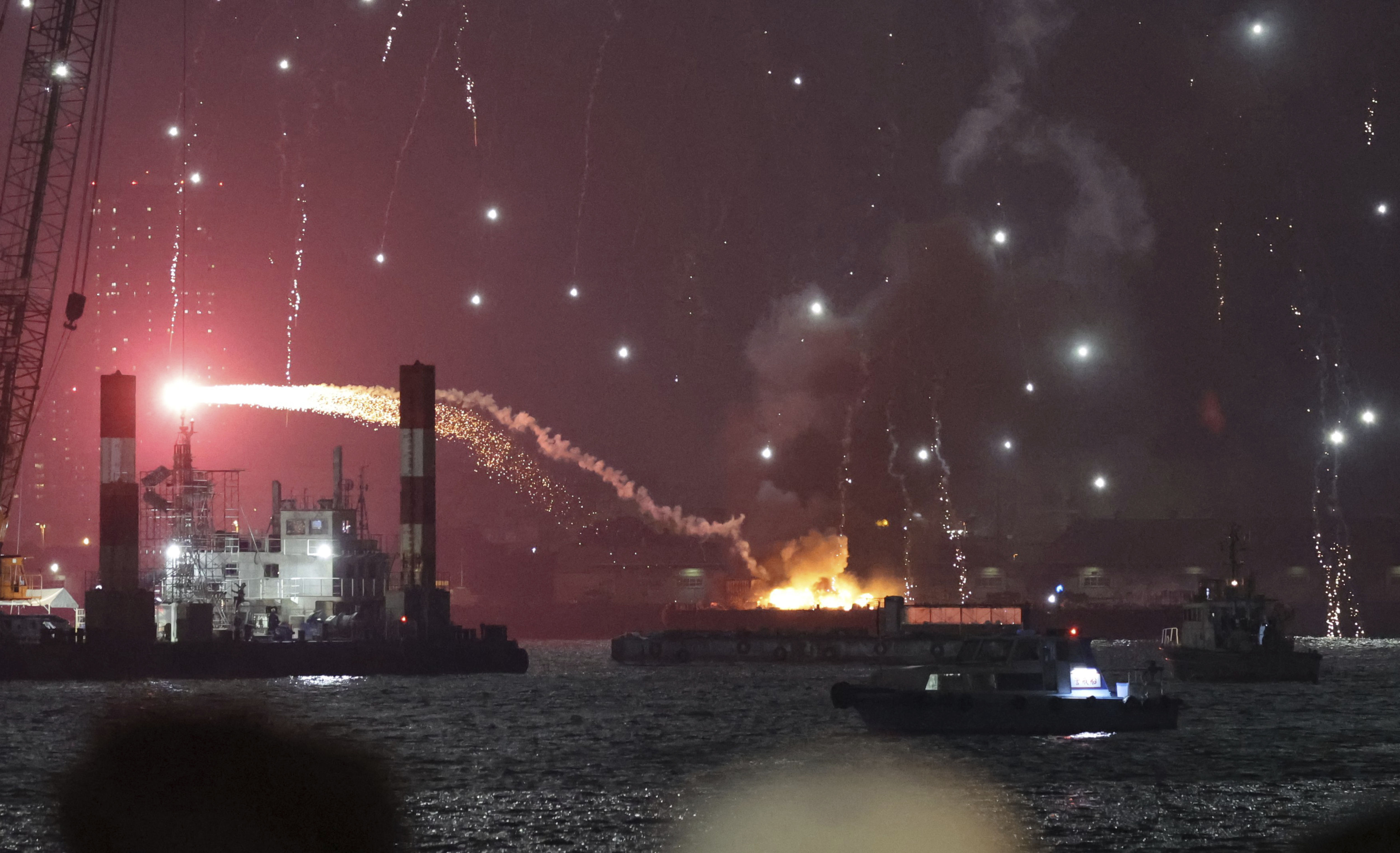▲▼日本神奈川縣橫濱市「港未來智慧節2025」煙火活動引發火災，煙火在低空處爆炸，火花引燃駁船上準備施放的煙火。（圖／達志影像／美聯社）