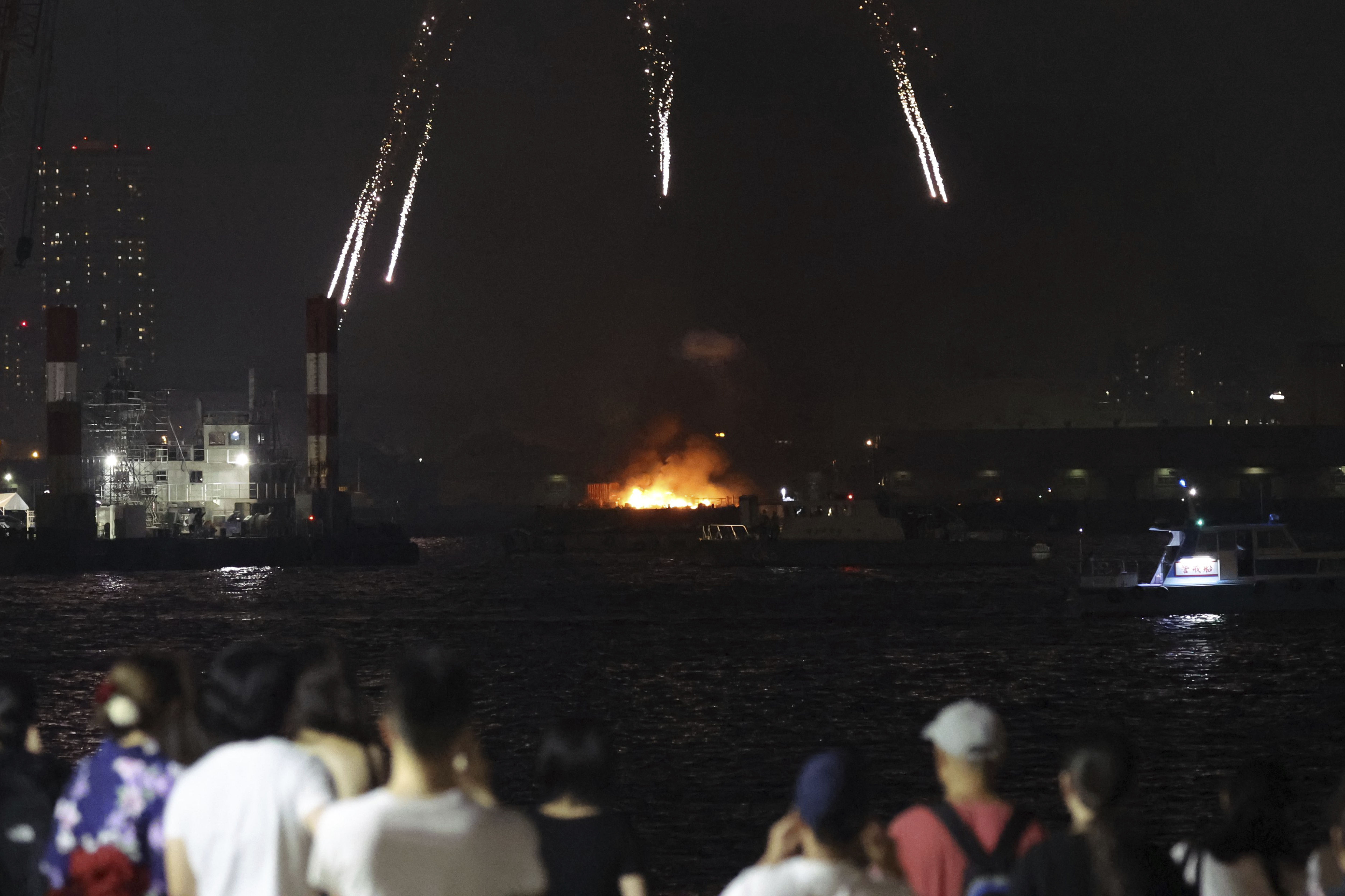 ▲▼日本神奈川縣橫濱市「港未來智慧節2025」煙火活動引發火災，煙火在低空處爆炸，火花引燃駁船上準備施放的煙火。（圖／達志影像／美聯社）