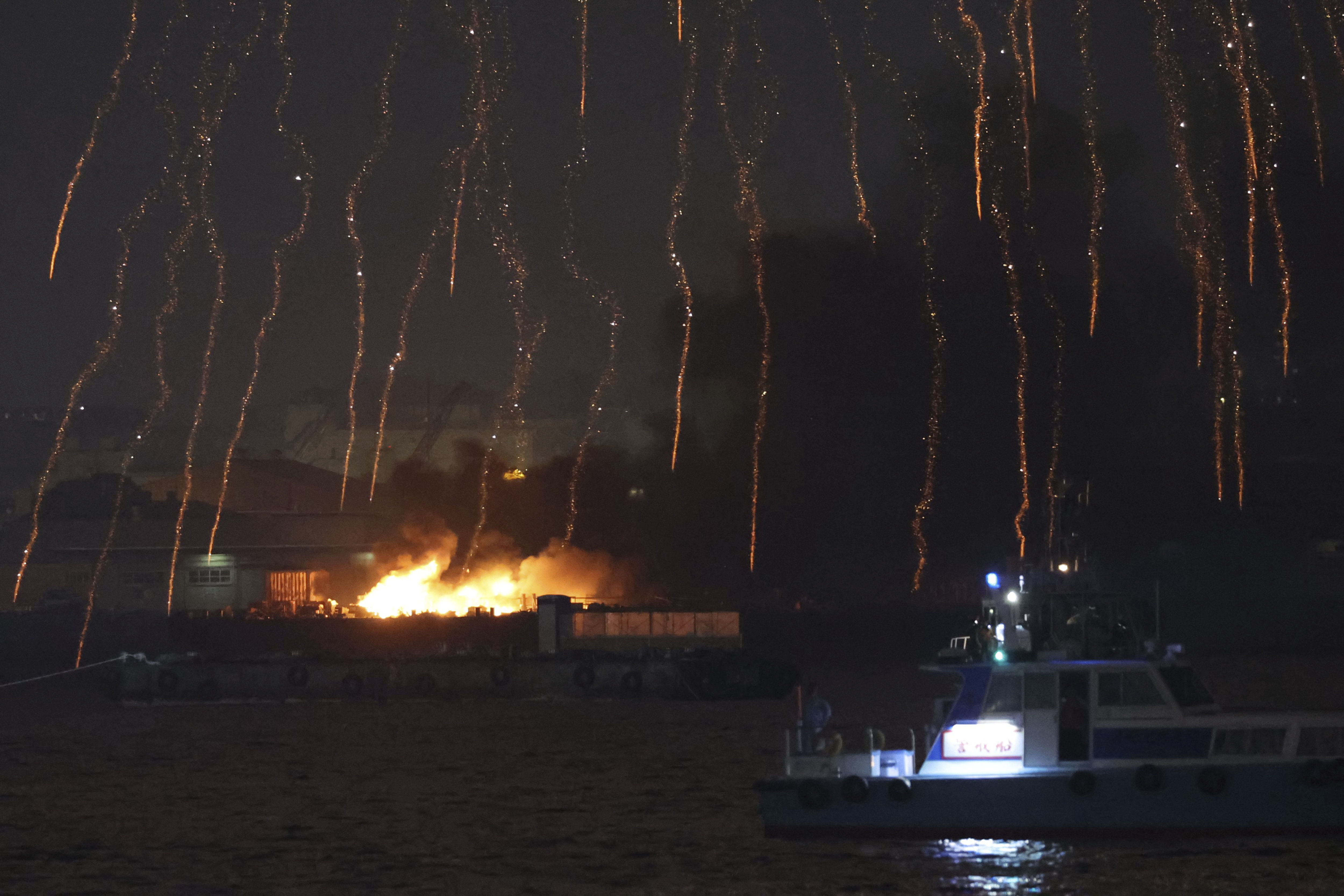 ▲▼日本神奈川縣橫濱市「港未來智慧節2025」煙火活動引發火災，煙火在低空處爆炸，火花引燃駁船上準備施放的煙火。（圖／達志影像／美聯社）