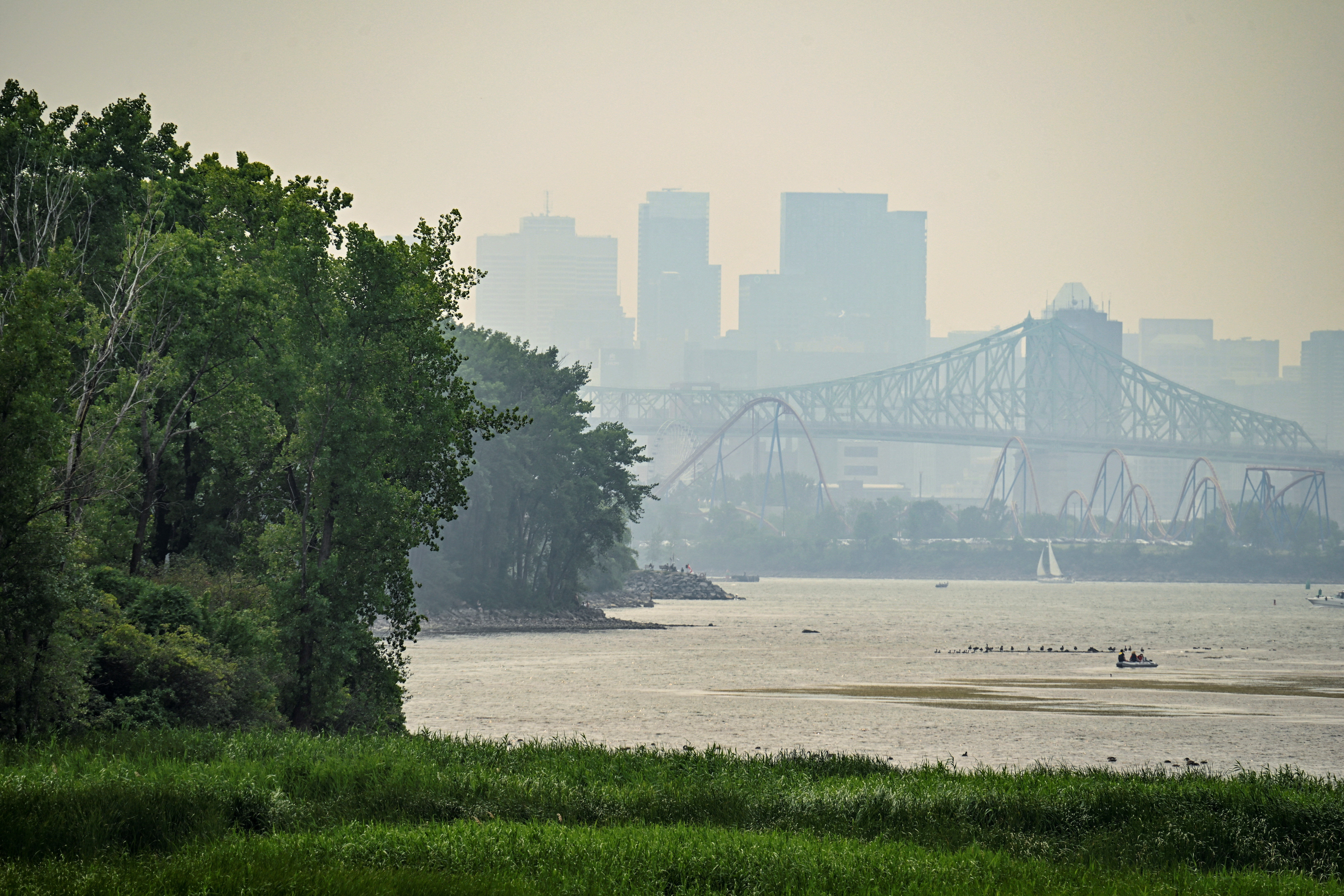 ▲▼ 加拿大野火，蒙特婁天際線被濃煙籠罩。（圖／路透）