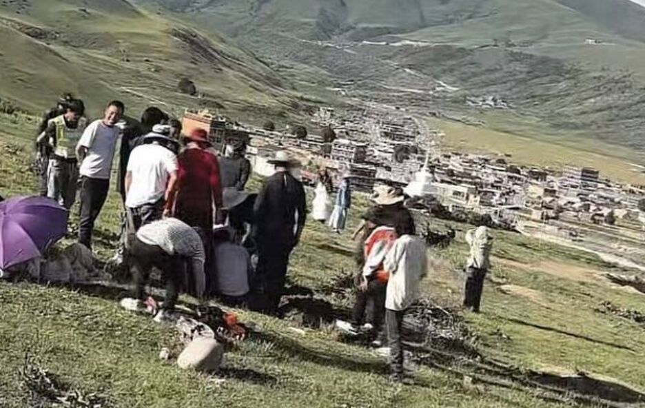 ▲大陸遊客在川西自駕遊時，車鑰匙被土撥鼠叼走，附近村民幫忙挖洞尋找。（圖／翻攝封面新聞）