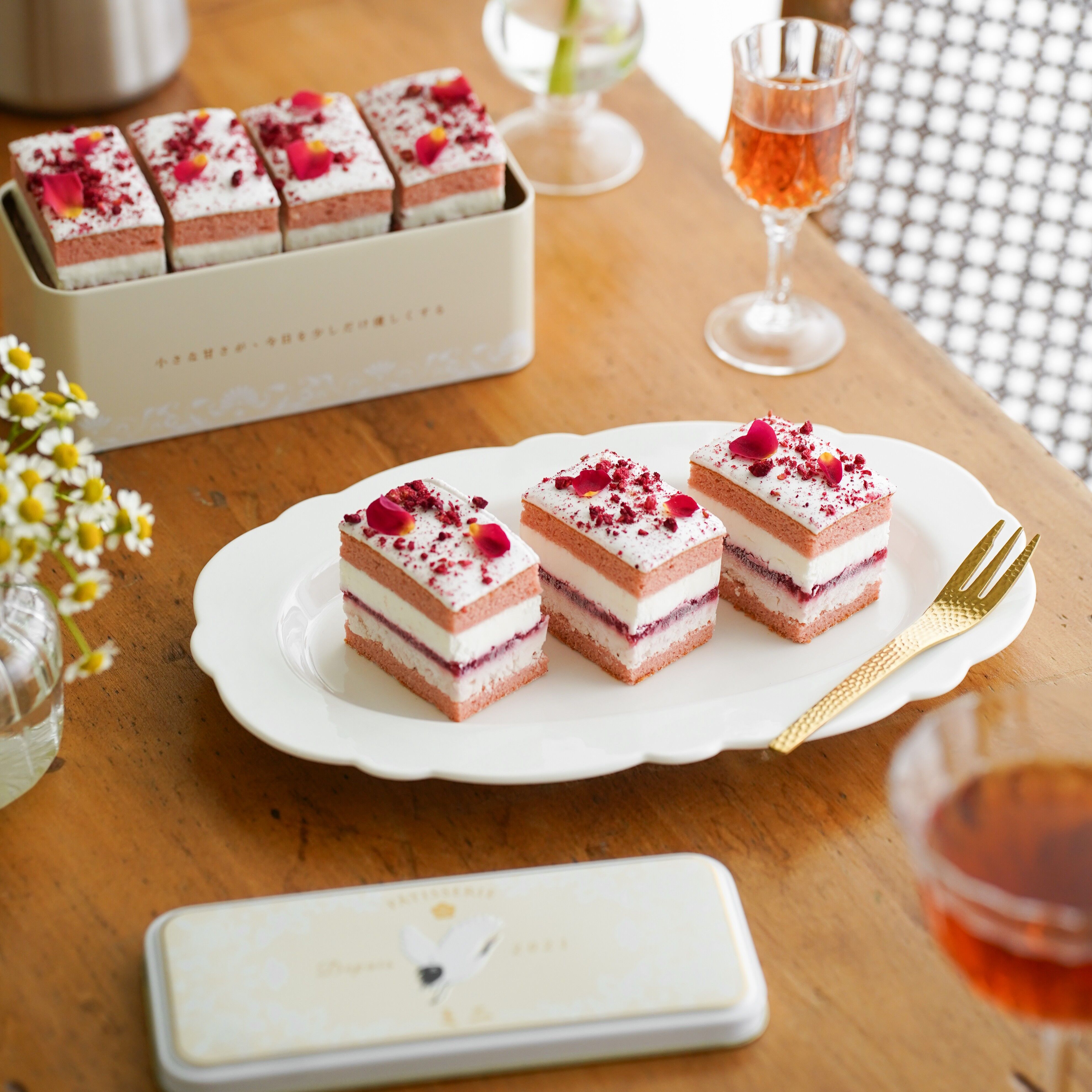 ▲▼甜點,日式,法式,鐵盒,新款,ミニ耘菓,鐵盒蛋糕,草莓,芒果。（圖／ミニ耘菓提供）