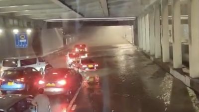 香港暴雨！荃灣葵湧重災區　計程車和小巴士被水淹到差點滅頂