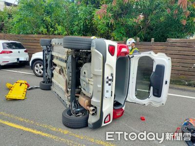 沙鹿2車碰撞1車側翻橫躺路中　2女駕駛意識清楚送醫