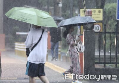 暴雨中暖情!3大袋垃圾卡路中 張敬軒見「網球袋男涉水幫忙」狂讚