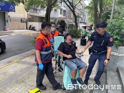 北市送餐員疑中暑倒派出所前 3警及時救援通報119送醫