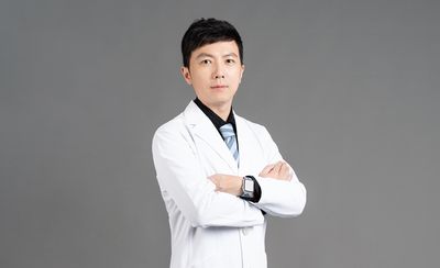 50歲老師視力突然退化是老花？醫揭真相：白內障提早報到