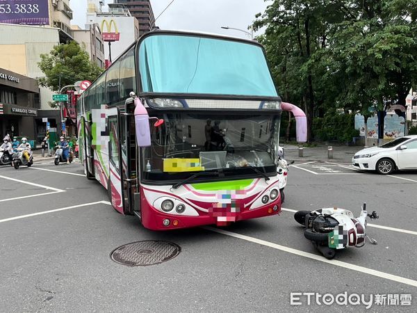 ▲▼ 紅燈直直闖！女騎士煞不住撞上左轉遊覽車。（圖／記者賴文萱翻攝）
