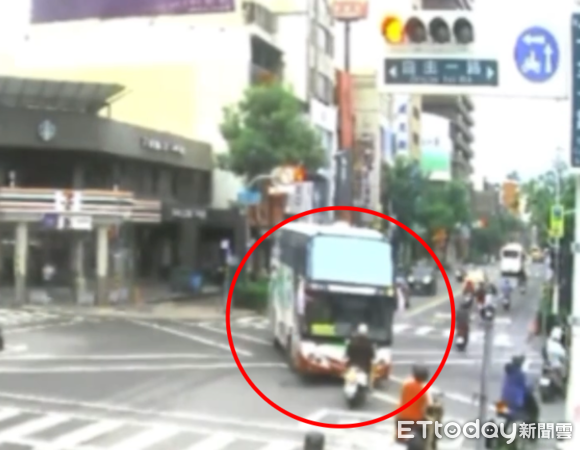 ▲▼ 紅燈直直闖！女騎士煞不住撞上左轉遊覽車。（圖／記者賴文萱翻攝）