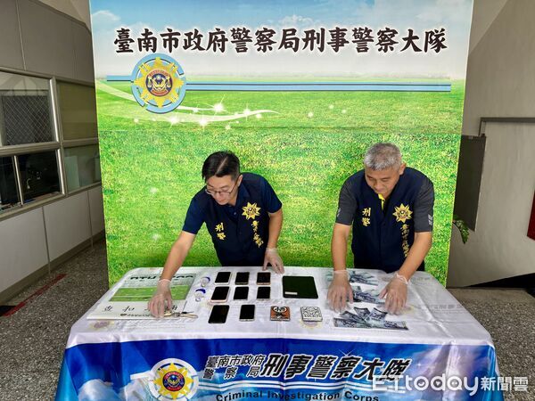 ▲台南刑大查扣大批毒品與證物，成功瓦解12人詐騙集團。（記者林東良翻攝，下同）