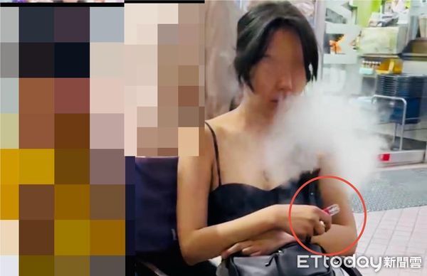 ▲女子在員警面前大口吸「喪屍煙彈」，尿液篩檢結果呈依託咪酯陽性反應，移送台南地檢署。（圖／記者林東良翻攝）