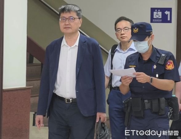 ▲▼金管會金融檢查局前局長李進誠（左）在股市禿鷹案涉犯圖利罪嫌，纏訟20年，高院更五審今（5日）判他4年5月徒刑，且須佩戴科技監控設備防逃。（圖／記者黃哲民攝）