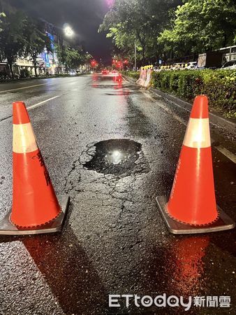 ▲▼ 高雄雨彈狂砸馬路現「坑洞陷阱」　4車開過全爆胎！市府要賠了。（圖／記者賴文萱翻攝）