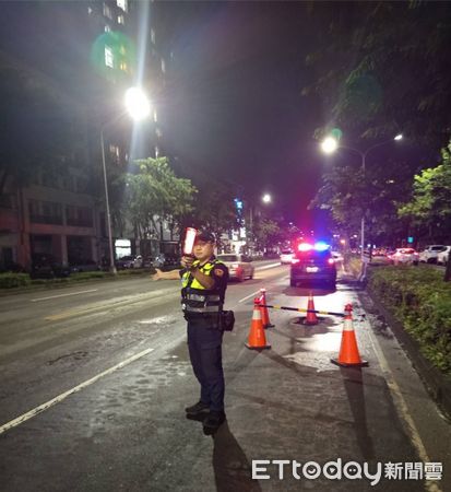 ▲▼ 高雄雨彈狂砸馬路現「坑洞陷阱」　4車開過全爆胎！市府要賠了。（圖／記者賴文萱翻攝）