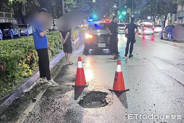 ▲▼ 高雄雨彈狂砸馬路現「坑洞地雷」　4車開過全爆胎！市府要賠了。（圖／記者賴文萱翻攝）