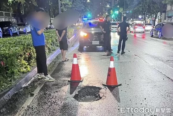 ▲▼ 高雄雨彈狂砸馬路現「坑洞地雷」　4車開過全爆胎！市府要賠了。（圖／記者賴文萱翻攝）