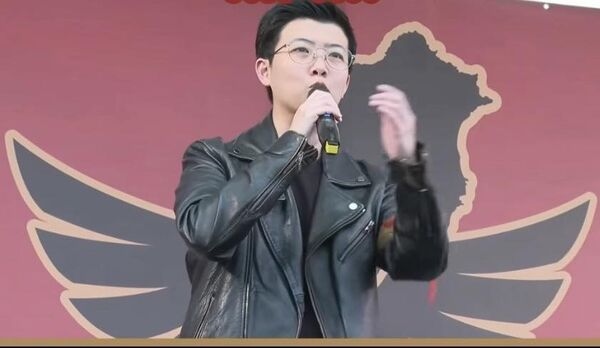 ▲羅智強請問「站在納粹鷹下的苗博雅」怎麼不說話？（圖／羅智強辦公室提供）