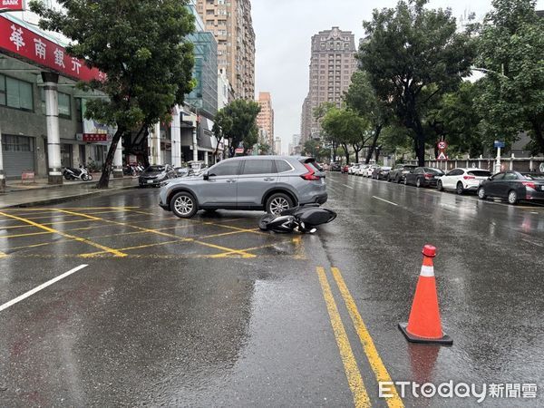 ▲▼三民區昨天(2日)中午發生一起驚險車禍。一名女騎士騎車直行時，遭一輛由外側車道違規左轉的自小客車碰撞，當場連人帶車摔飛。所幸，僅手腳擦傷無大礙。（圖／記者吳世龍翻攝）