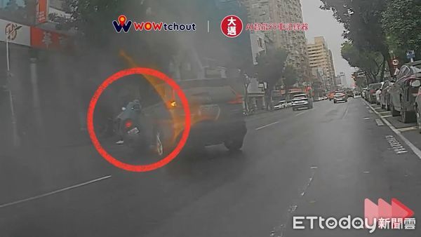 ▲▼三民區昨天(2日)中午發生一起驚險車禍。一名女騎士騎車直行時，遭一輛由外側車道違規左轉的自小客車碰撞，當場連人帶車摔飛。所幸，僅手腳擦傷無大礙。（圖／翻攝WoWtchout地圖型行車影像分享平台）