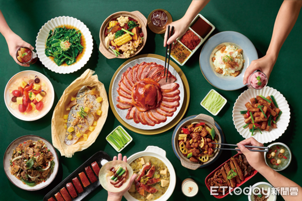 ▲享鴨邀請顧客在扇面寫下對父親愛的告白，打卡分享就送壺裝飲料。（圖／王品提供）