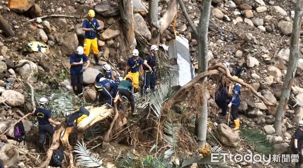 ▲▼消防局趁放晴出動41人力搜救剩下的4人。（圖／記者吳世龍翻攝）
